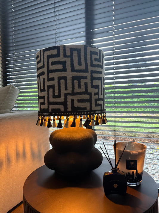 Tafellamp zwart met grafische kap en kwastjes