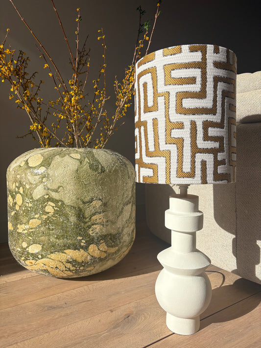 Tafellamp wit met sculptuurvoet en grafische jacquard kap