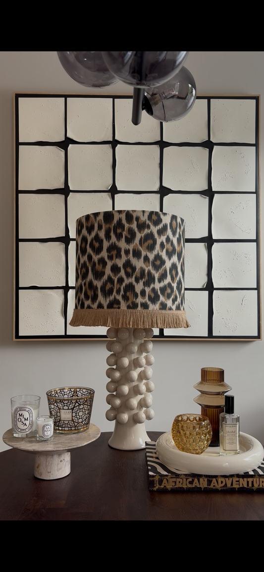 Lamp met luipaardprint kap en beige bolletjes voet
