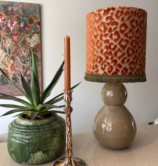 Lamp met panterprint kap en taupe voet