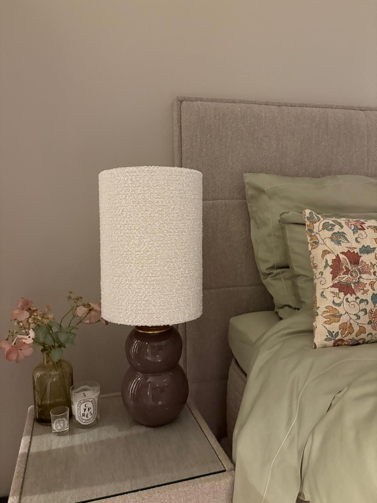 Lamp wit bouclé met paars/grijze voet