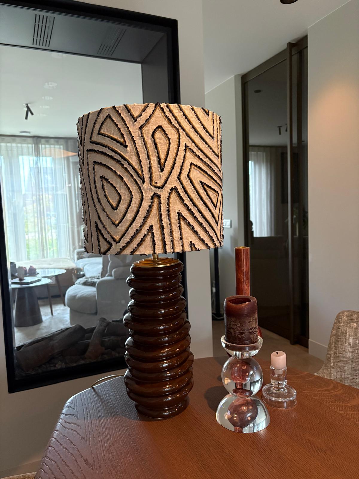 Lamp espresso & zand kleuren met keramische kronkel voet