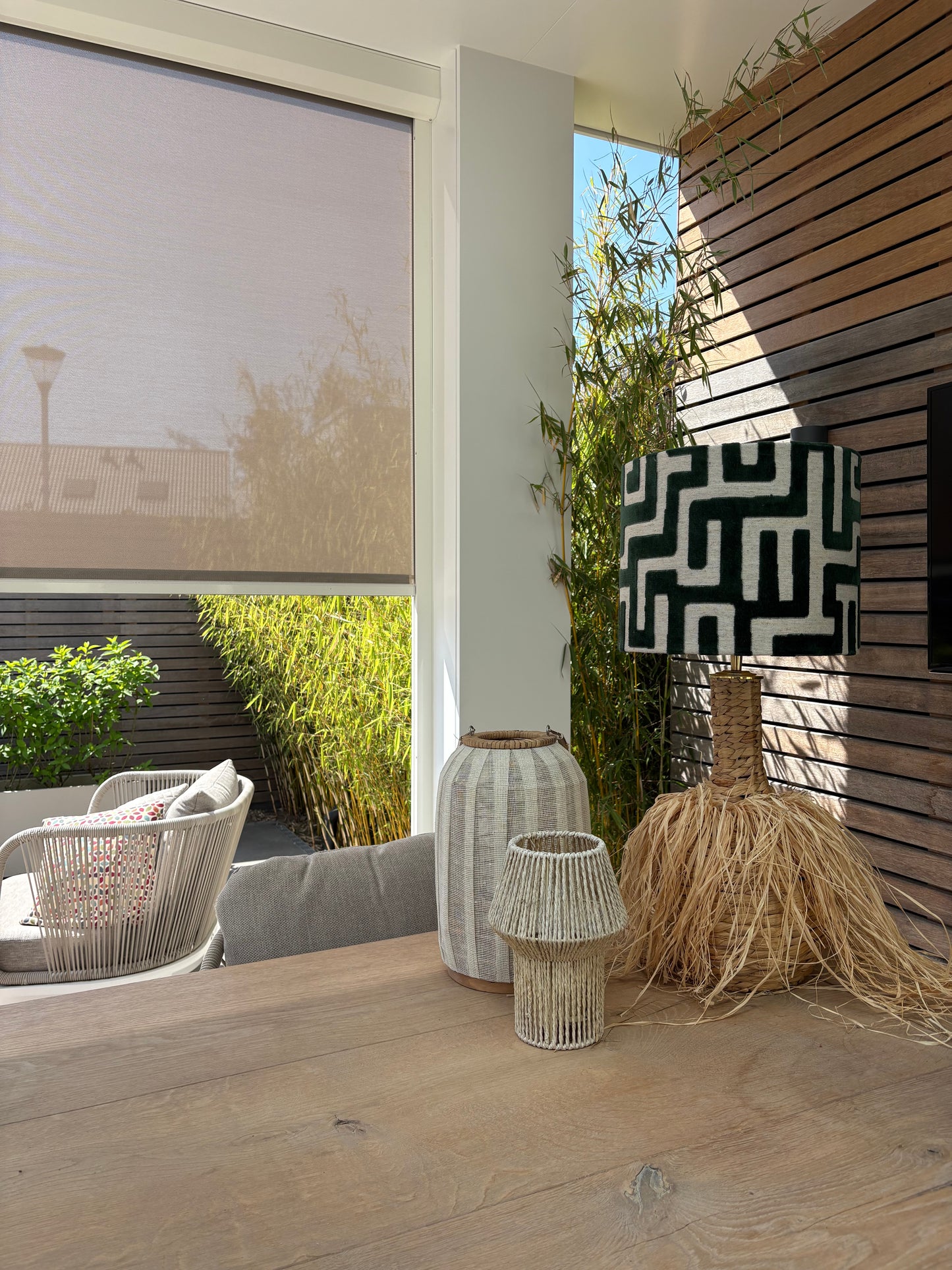 Lamp rotan met franjes en donkergroene jacquard kap