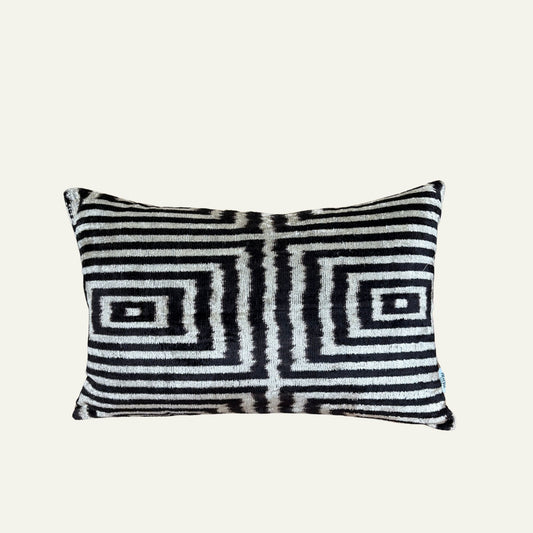 Zijde Kussen Labyrint x Zwart-Wit Ikat