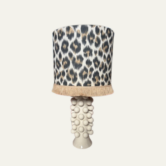 Lamp met luipaardprint kap en beige bolletjes voet