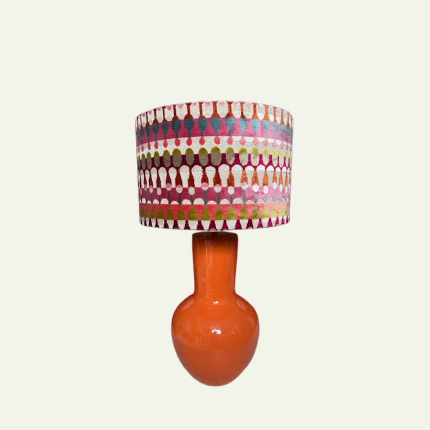 Lamp met velvet kap in felle kleuren en oranje voet