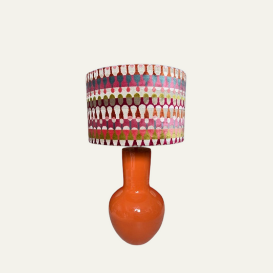 Lamp met velvet kap in felle kleuren en oranje voet