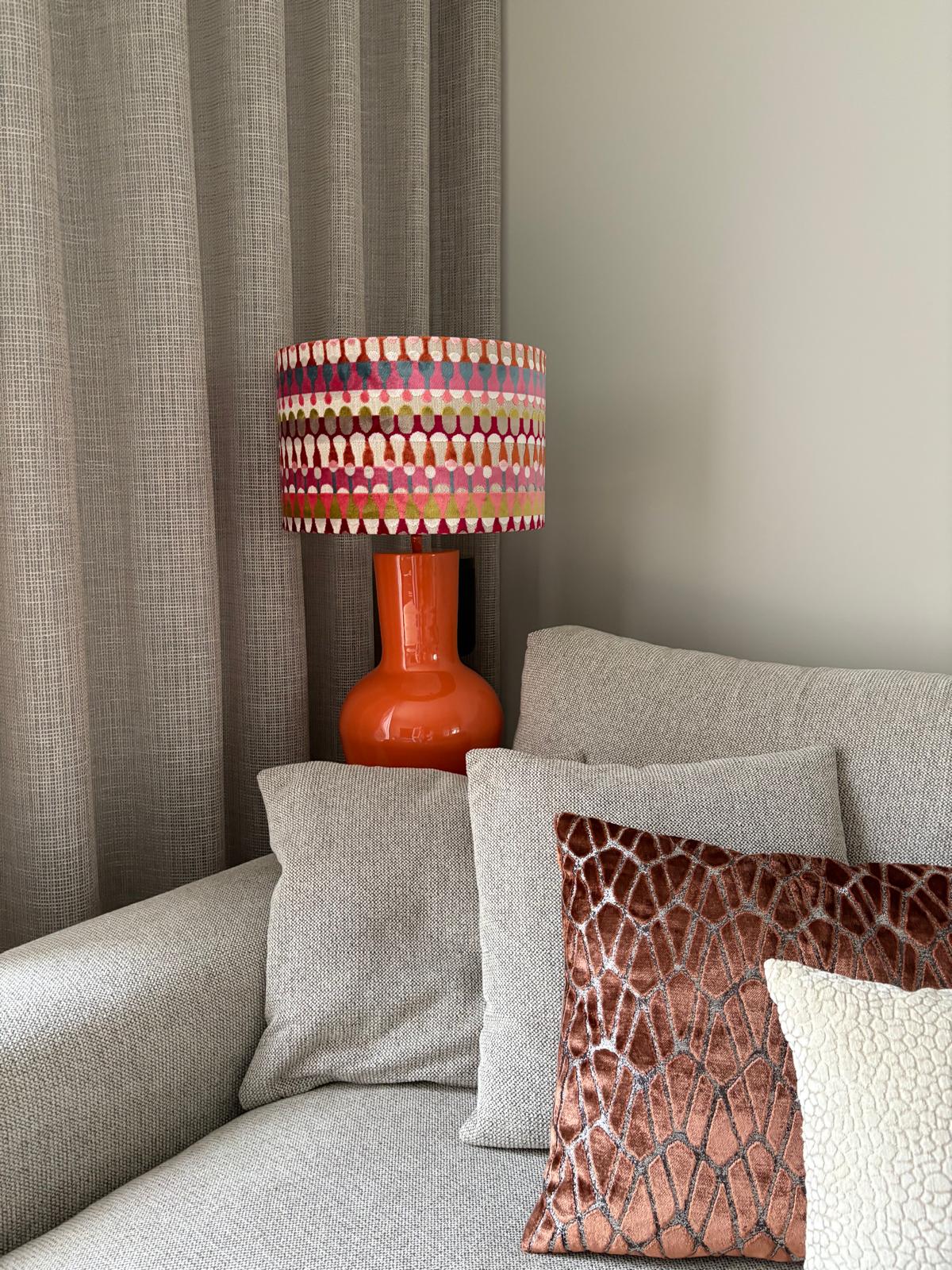 Lamp met velvet kap in felle kleuren en oranje voet