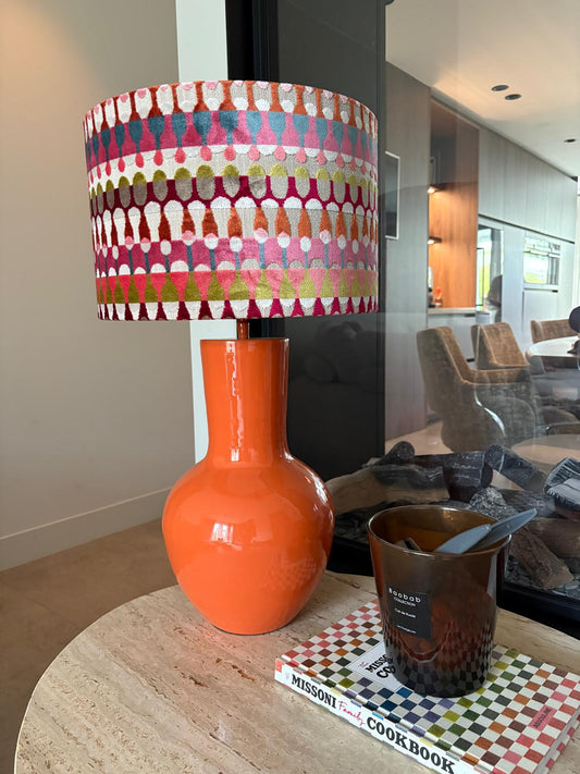 Lamp met velvet kap in felle kleuren en oranje voet